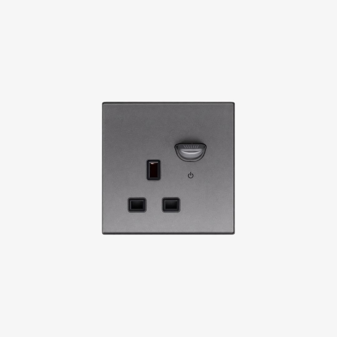 Luna 13A Single Switched Socket
